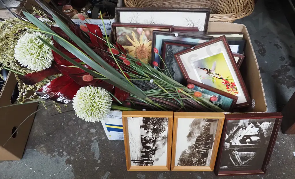 box; faux flowers, photo prints etc Image 1++