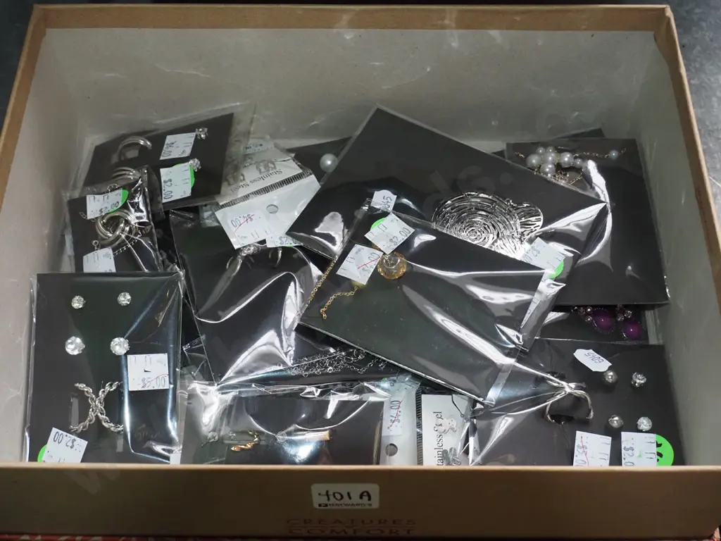 box of costume jewellery Image 1++