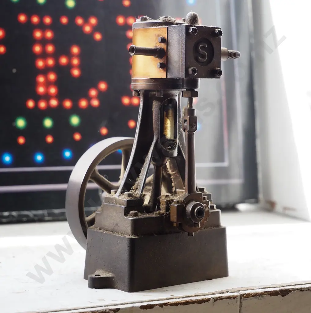 small vintage metal air compressor H-150 Image 1++