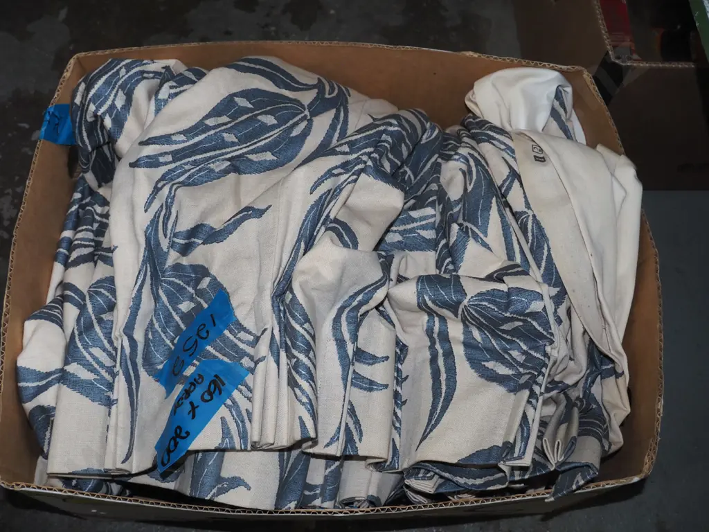 box; curtains Approx 1.6 x2m Image 1++