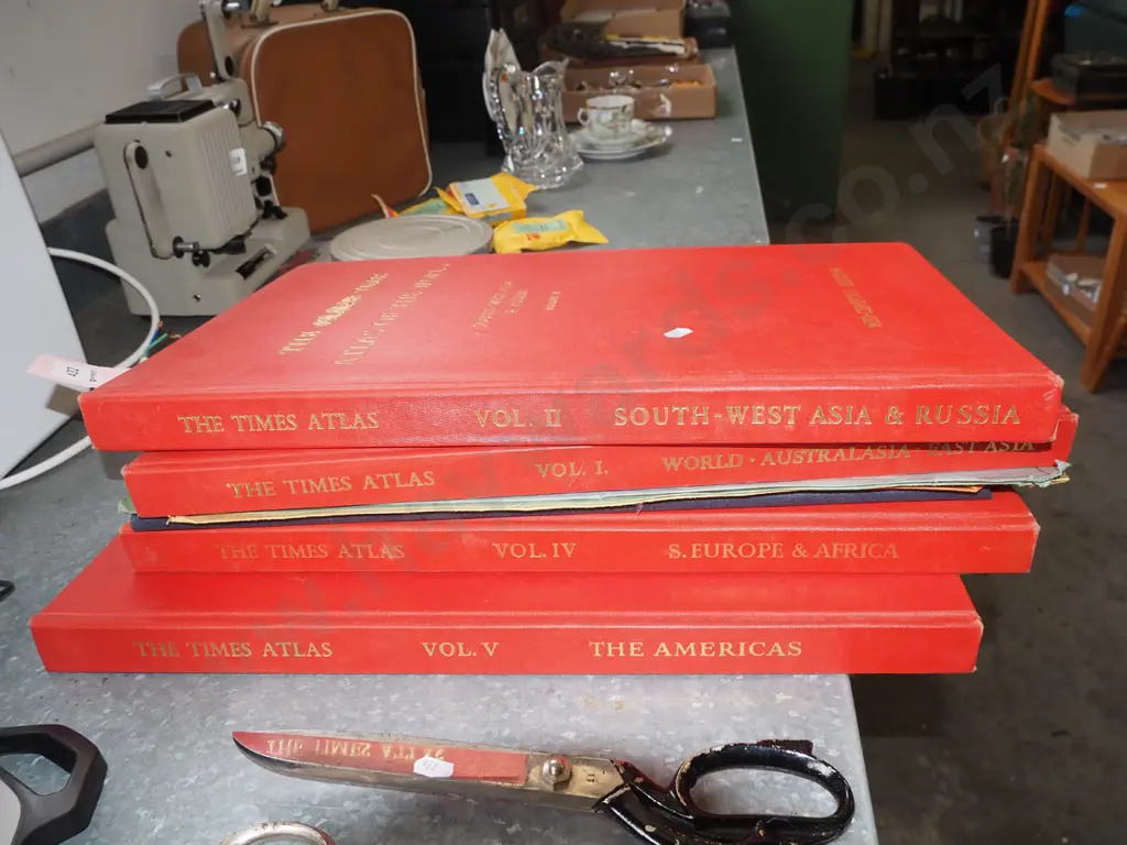 Times Atlas of the World - missing 1 volume, musty Image 1++