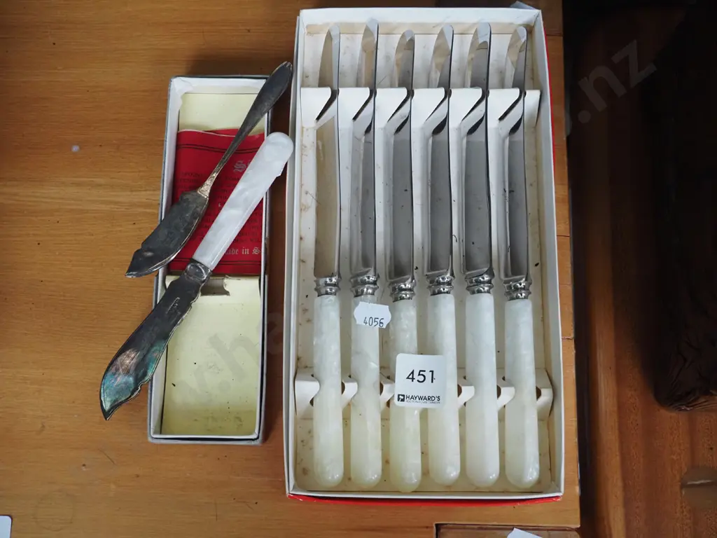 mother of pearl handled knives, 2x cheese knives Image 1++