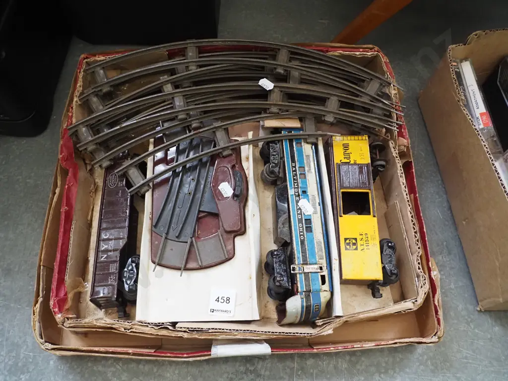 Hornby early part train set; tracks, switching station, rolling stock Image 1++