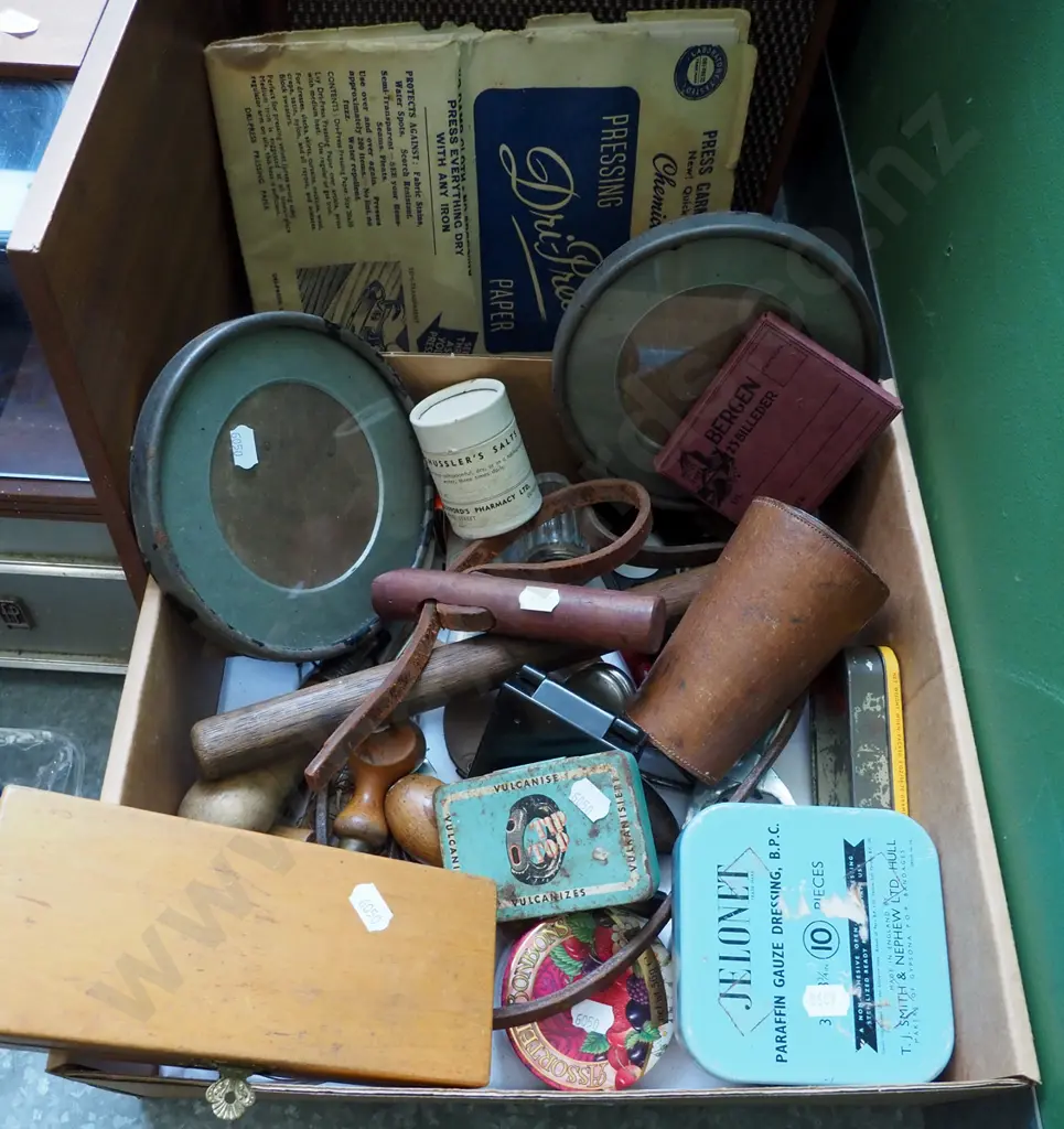 box; photo frames, various tins, tweezer set etc Image 1++