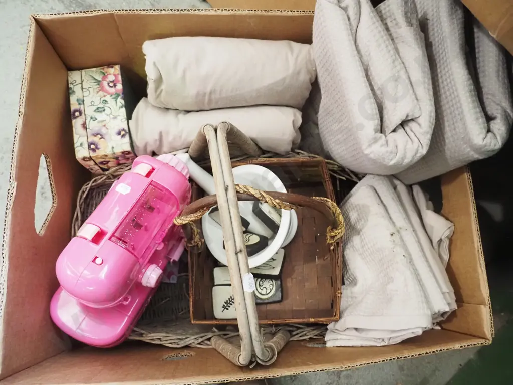 box; bed linen, mortar and pestle etc Image 1++