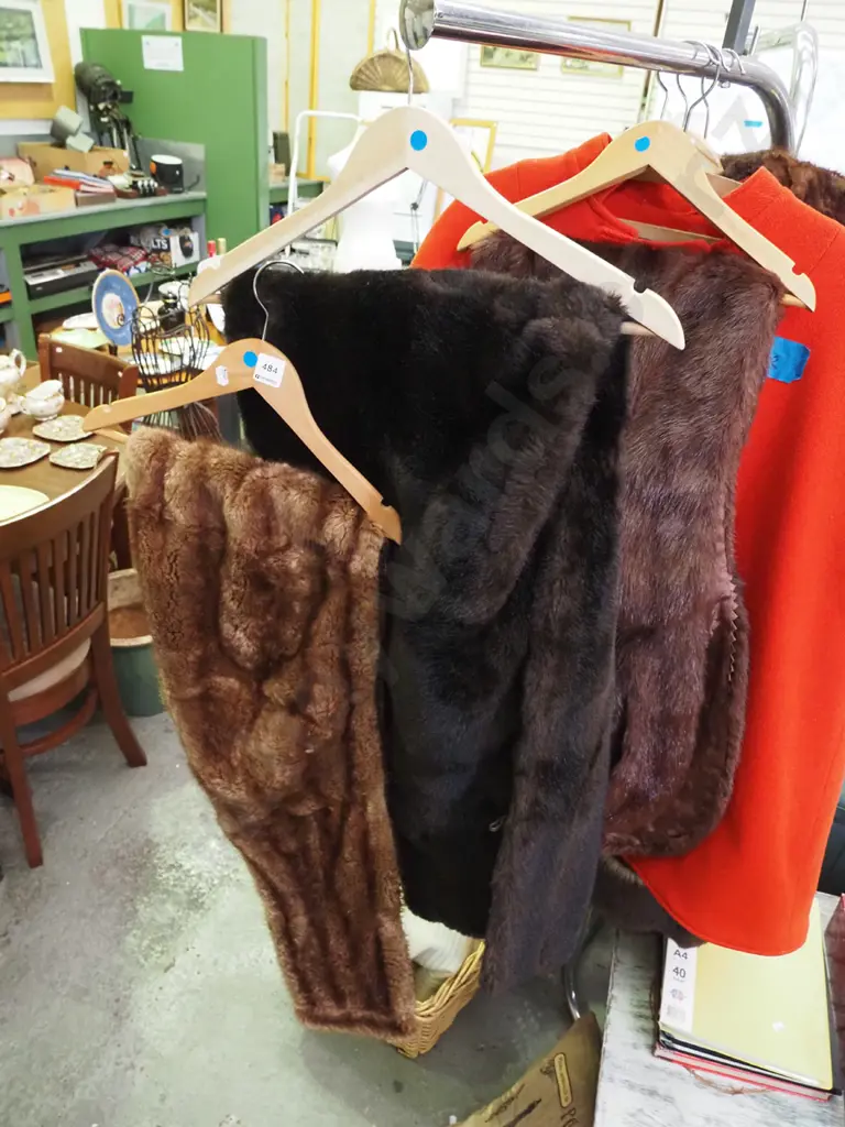 3x fur stoles - blue dots Image 1++