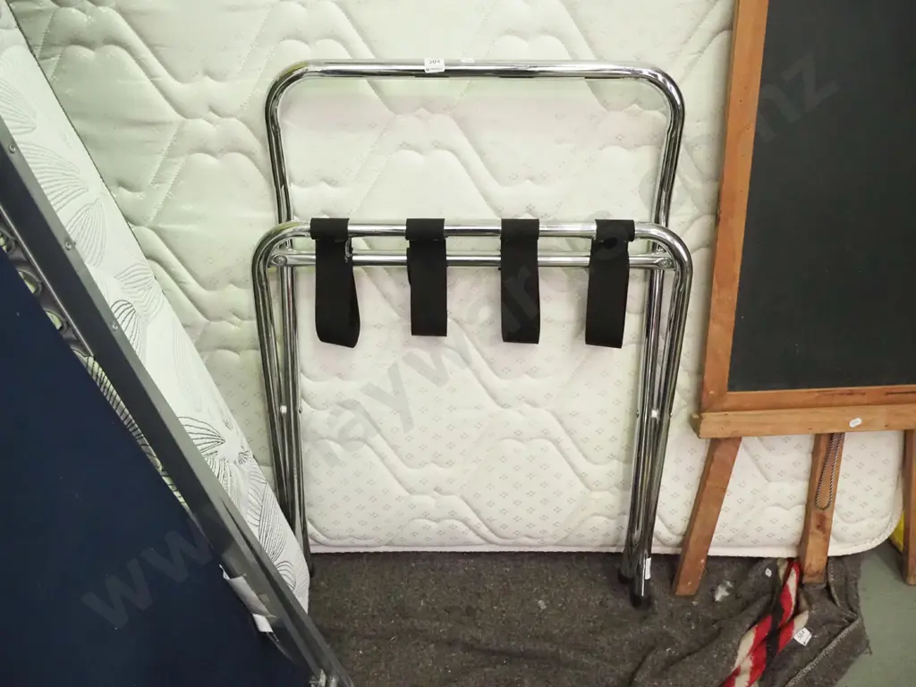 foldaway chrome suitcase stand Image 1++