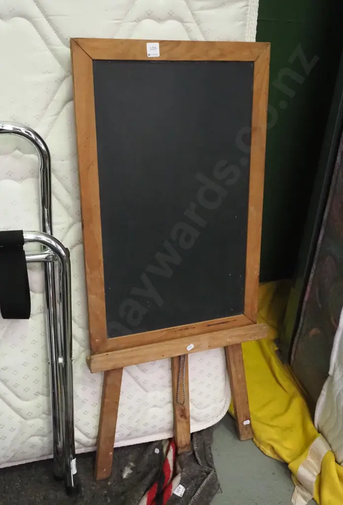 child's blackboard and easel Image 1++