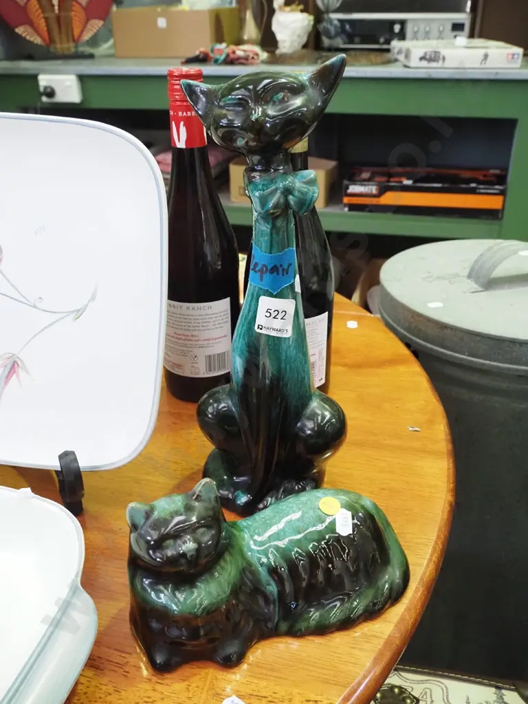 2x Blue Mountain cat figurines - one has repair to neck Image 1++