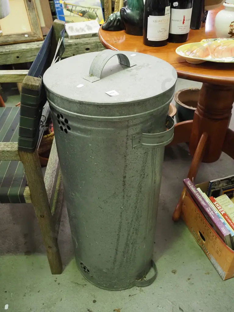 lidded rubbish bin Image 1++