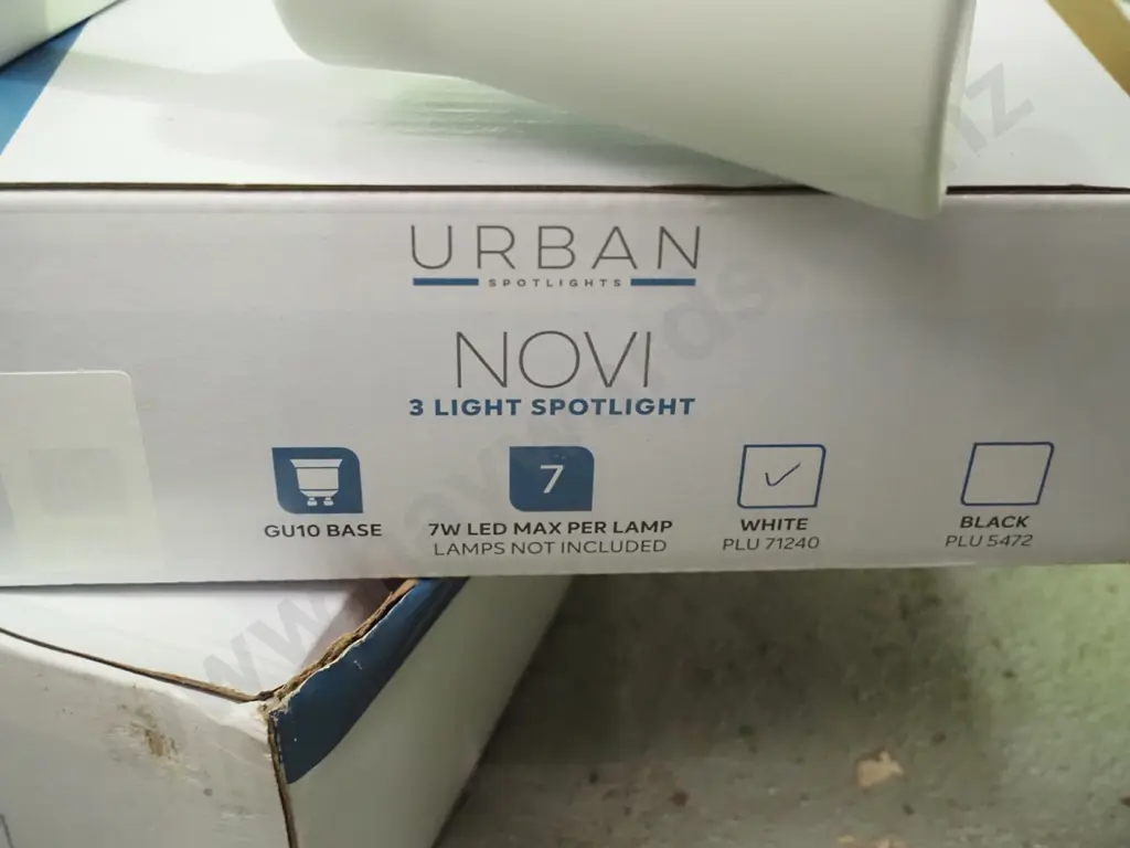 2x boxes of 3 light spotlights Image 1++