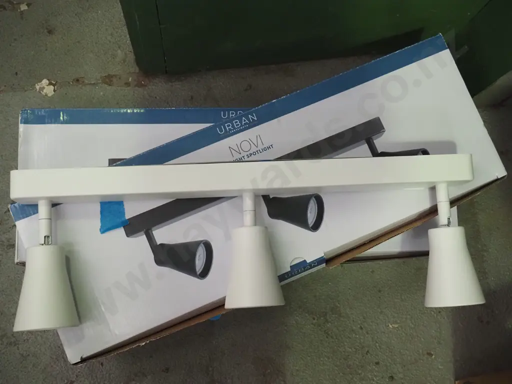 2x boxes of 3 light spotlights Image 1++