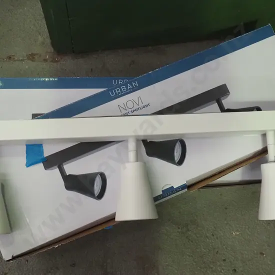2x boxes of 3 light spotlights