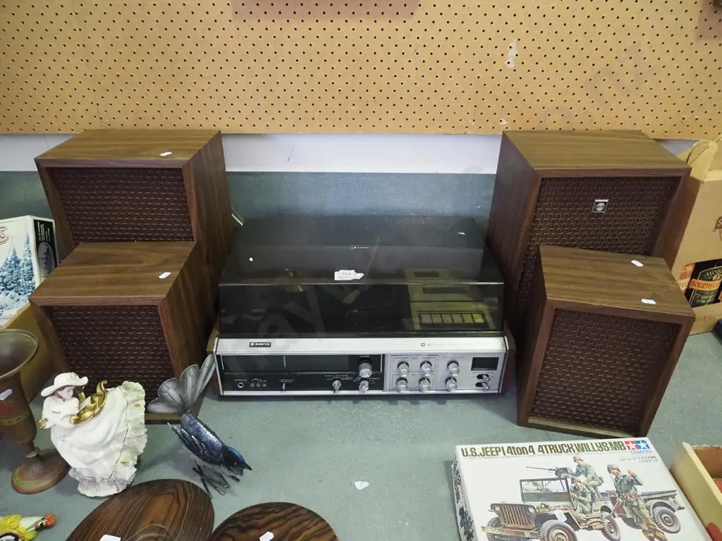 Sanyo radiogram with 4 speakers Image 1++
