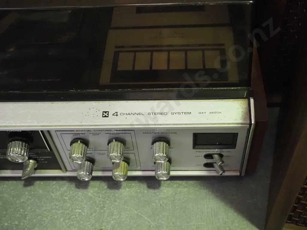 Sanyo radiogram with 4 speakers Image 1++