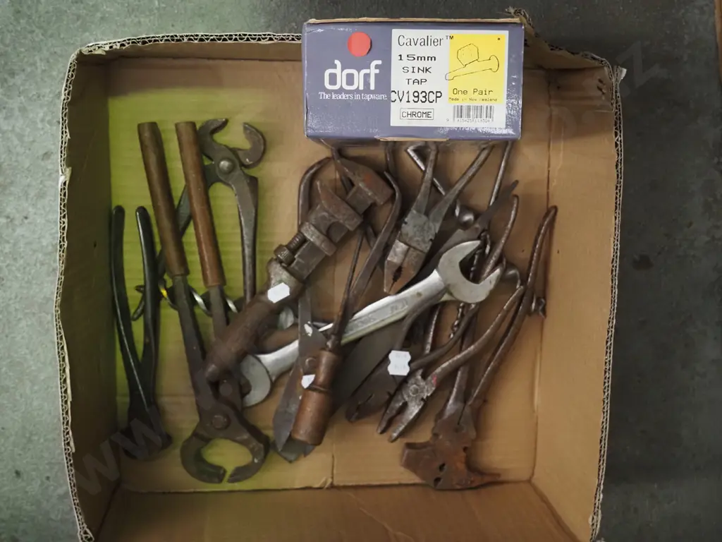 box; hand tools, taps Image 1++