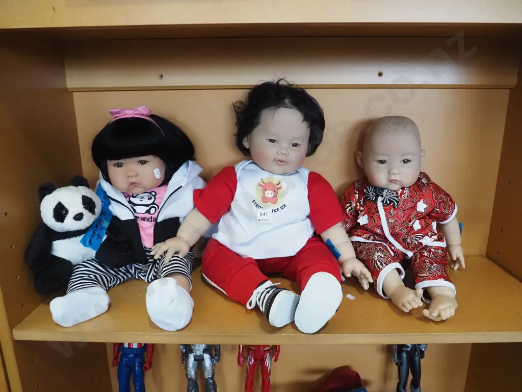 3x child's dolls Image 1++