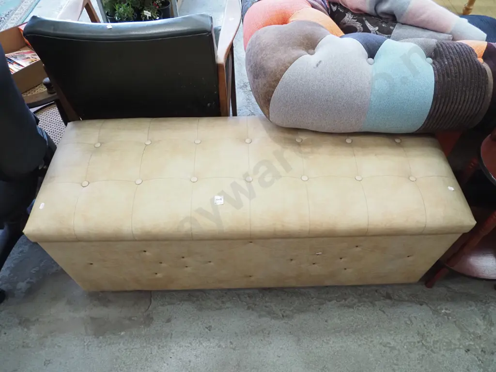 deep buttoned vinyl blanket box H-500 W-1220 D-440 Image 1++