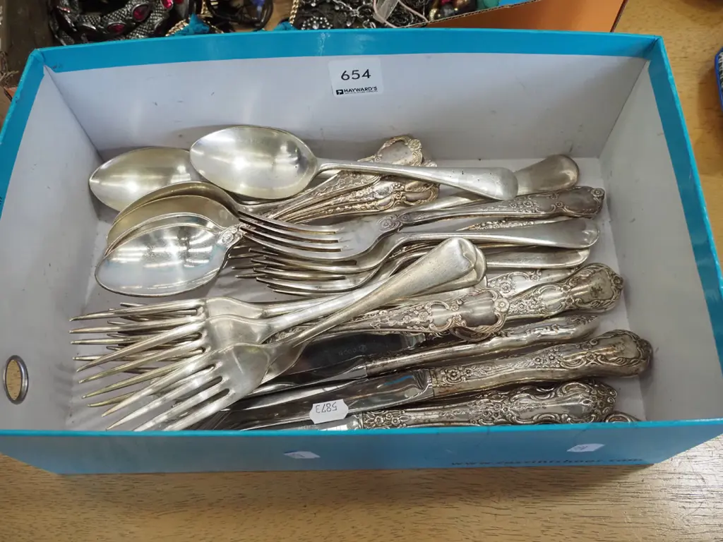 box of cutlery Image 1++