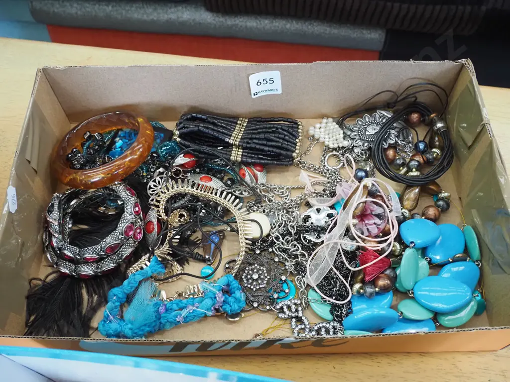 tray of costume jewellery Image 1++