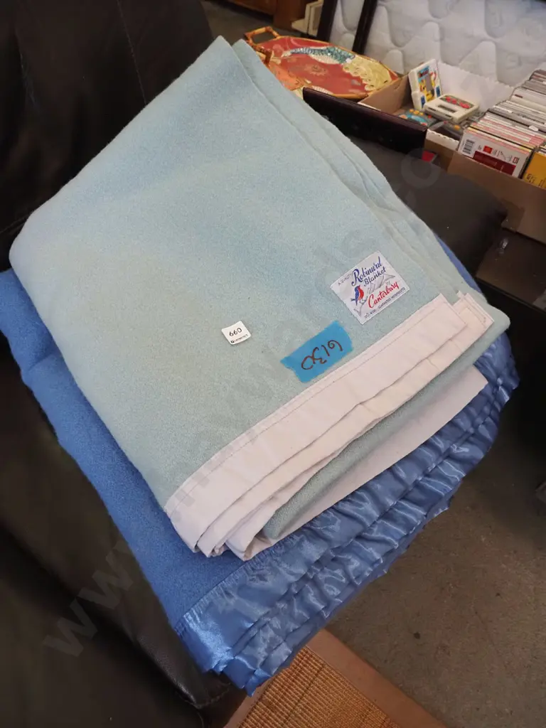 2x woollen blankets Image 1++