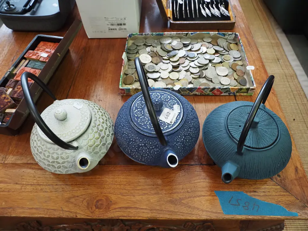 3x as-new cast iron tea pots Image 1++