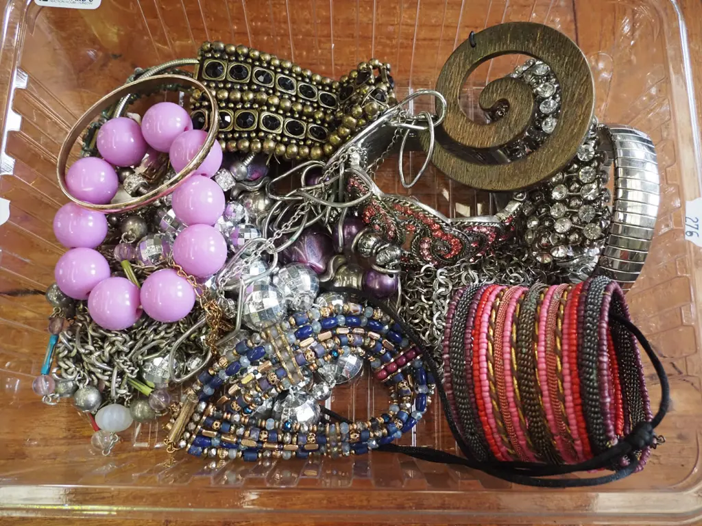 tray of costume jewellery Image 1++