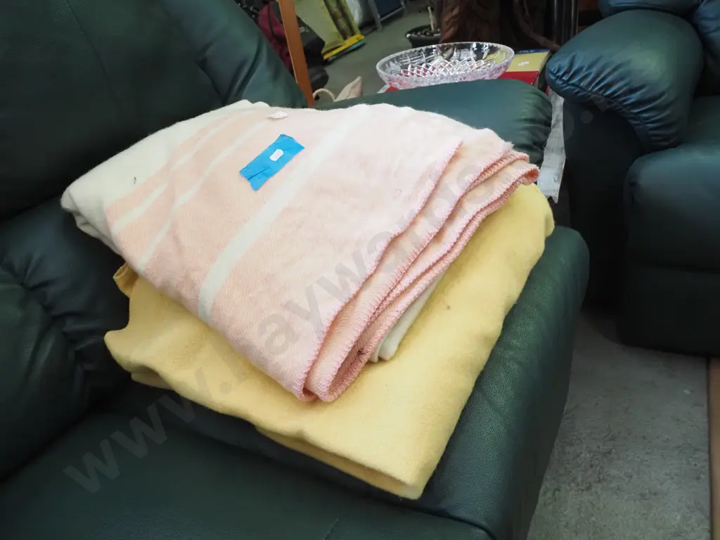 2x woollen blankets Image 1++