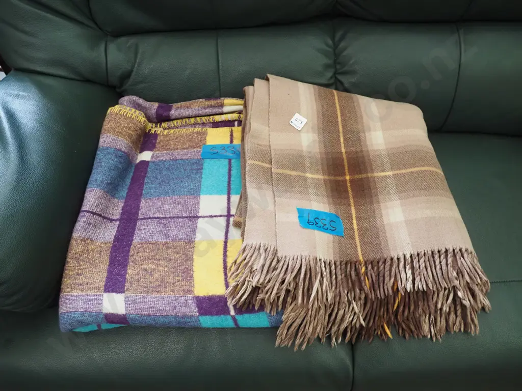 2x woollen blankets Image 1++