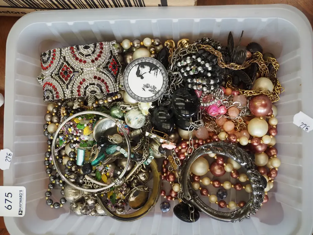 tray of costume jewellery Image 1++