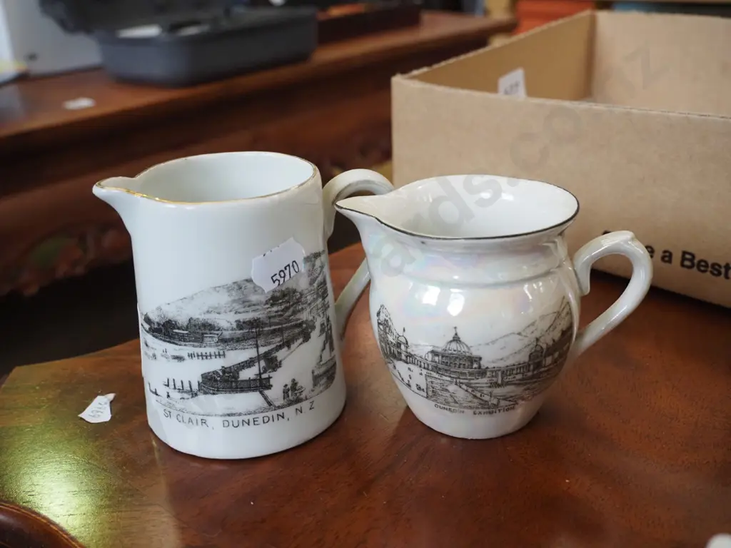 2x small Dunedin jugs Image 1++