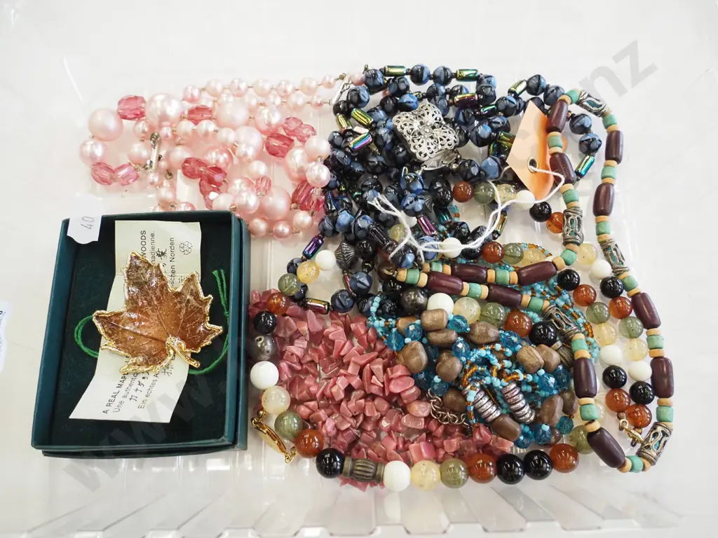 tray of costume jewellery Image 1++
