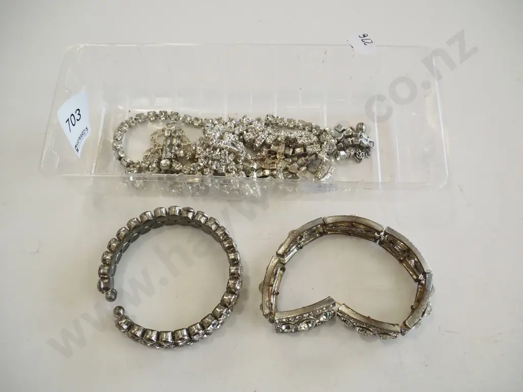 tray of costume jewellery Image 1++