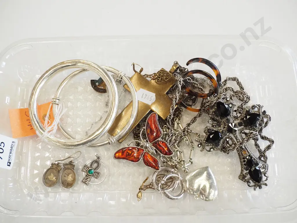 tray of costume jewellery Image 1++