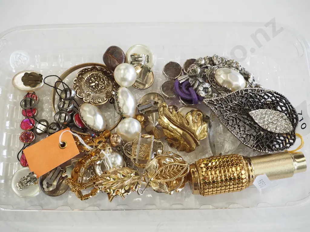 tray of costume jewellery Image 1++