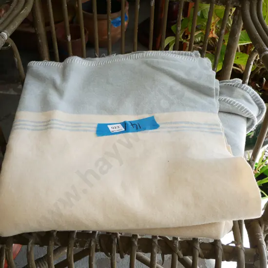 2x white and blue woollen blankets