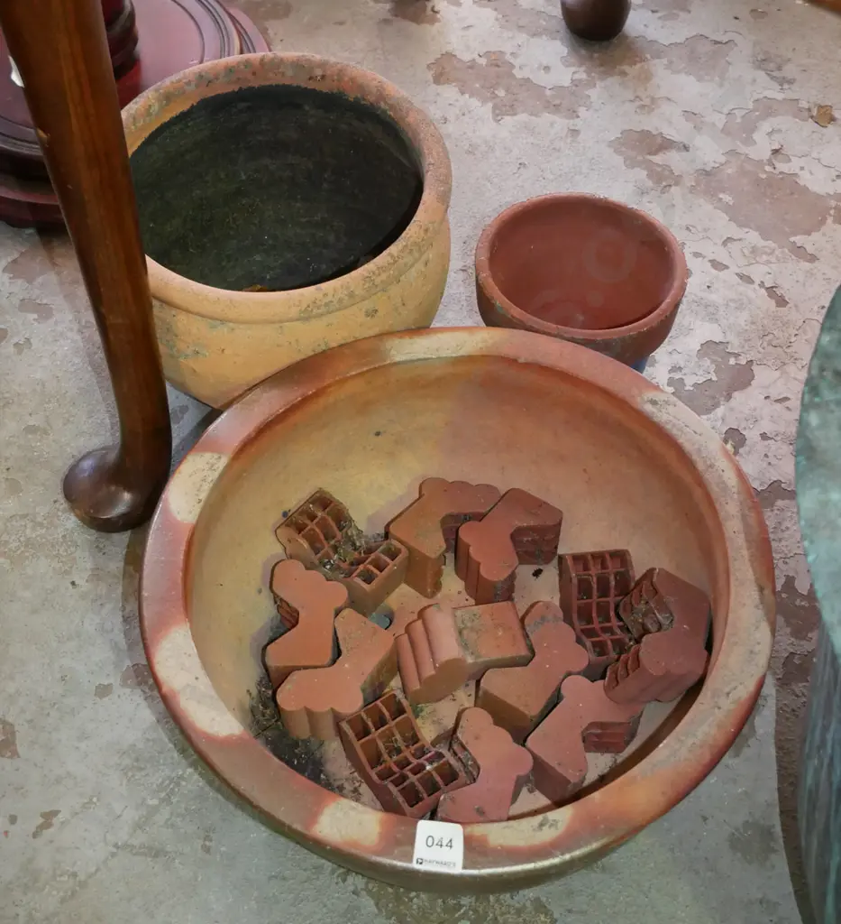 3x terracotta planters and pot plant feet Image 1++