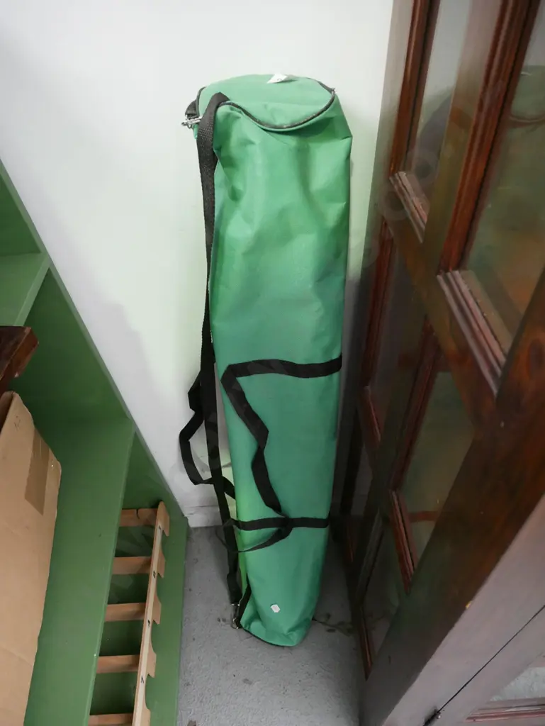 artist's easel in green carry bag Image 1++