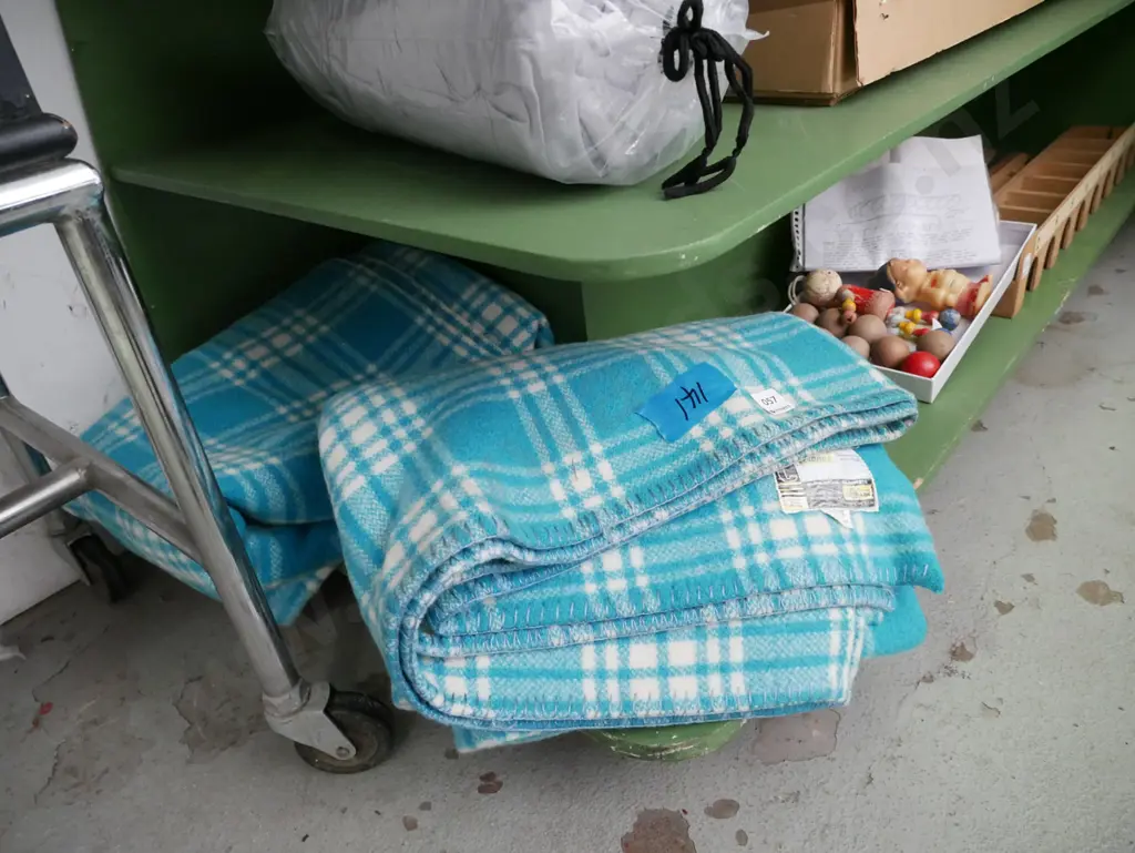 2x checked woollen blankets Image 1++