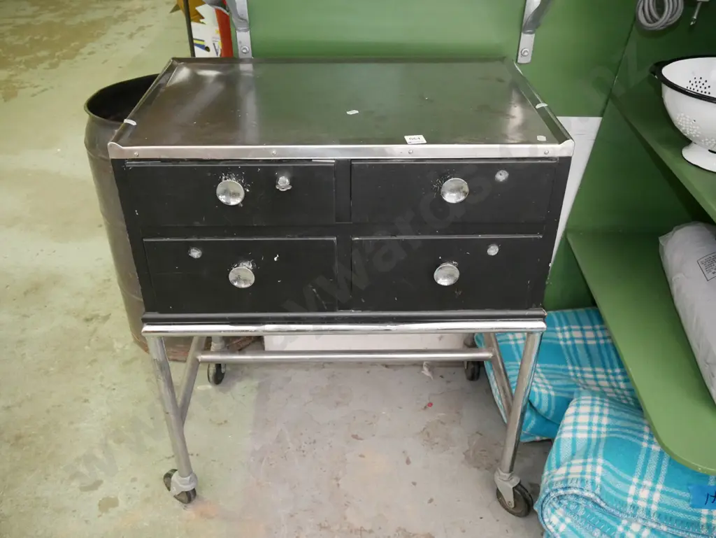  metal and wood dentist's cabinet - lockable - key in office Image 1++