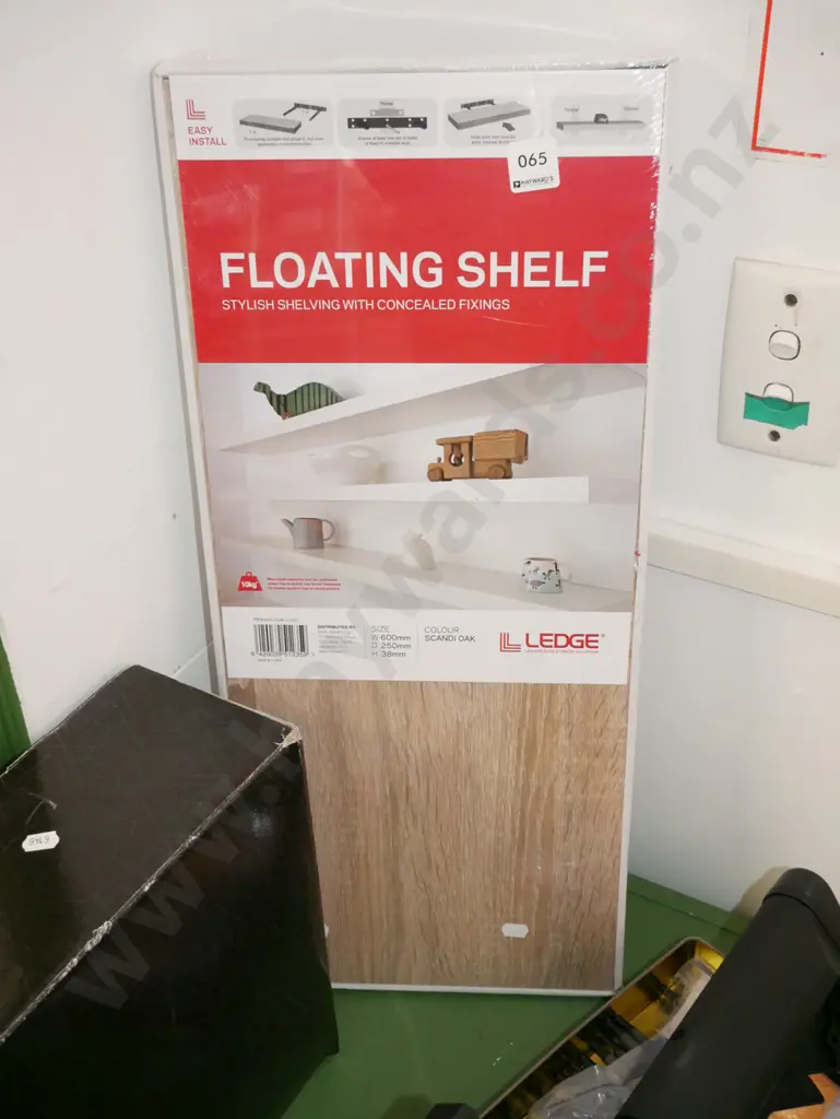 boxed floating shelf Image 1++