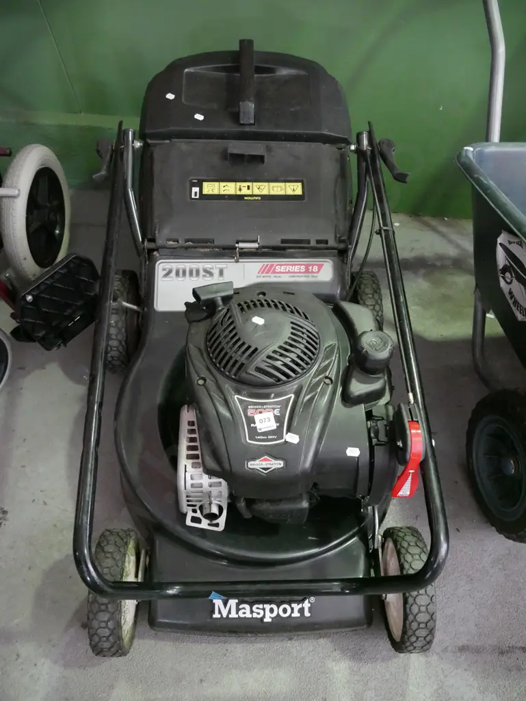 Masport 4 stroke mower with Briggs & Stratton motor Image 1++