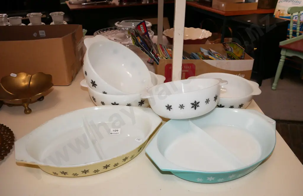 retro opaque pyrex baking dishes Image 1++