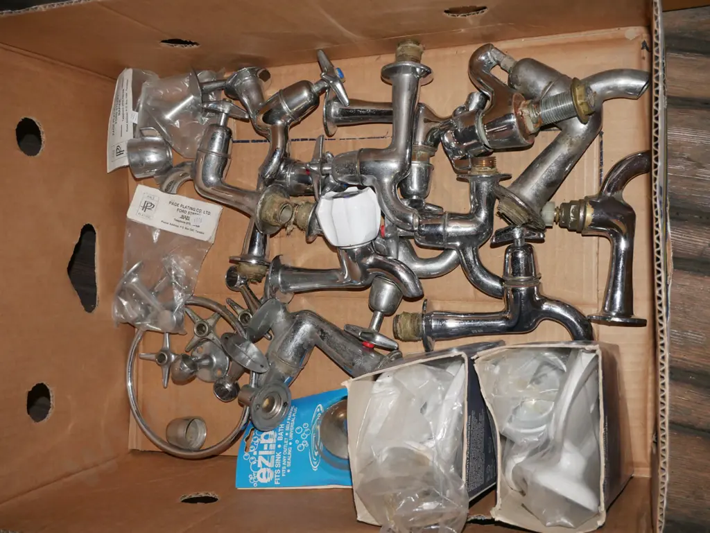 box of tap ware Image 1++