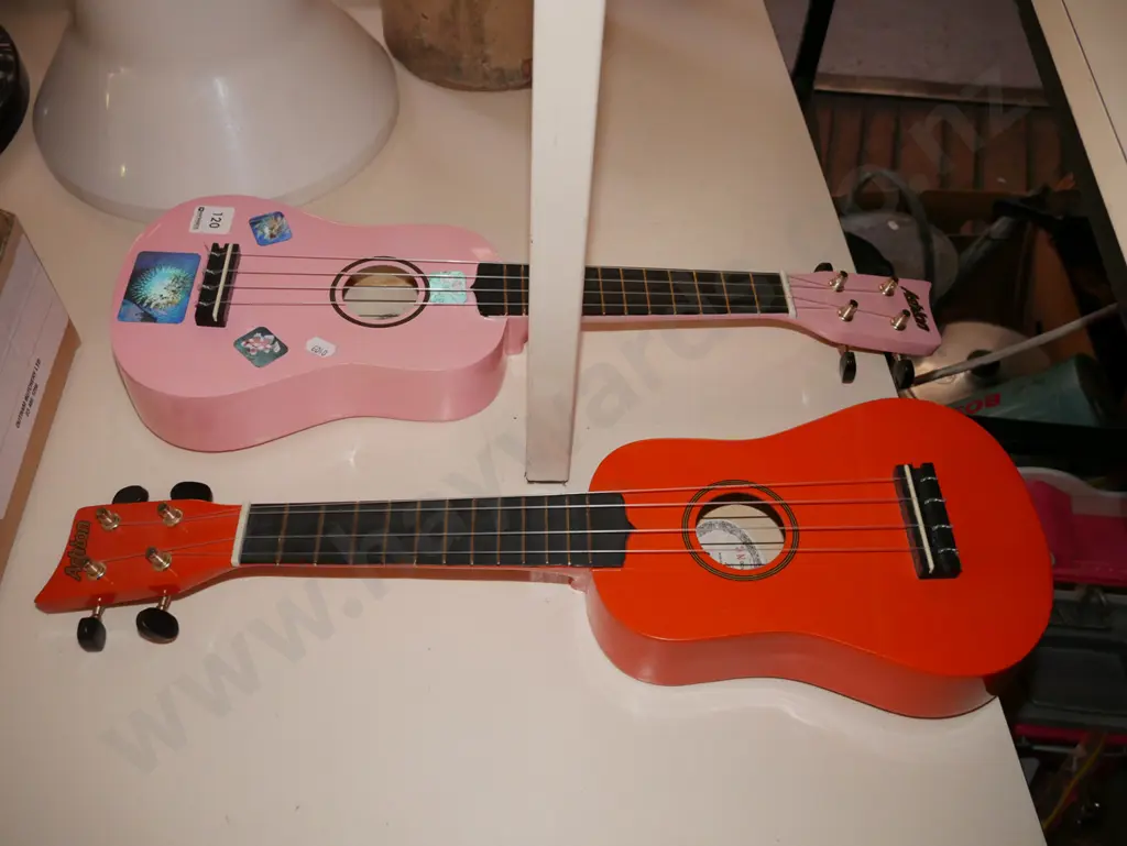 2x ukeleles Image 1++