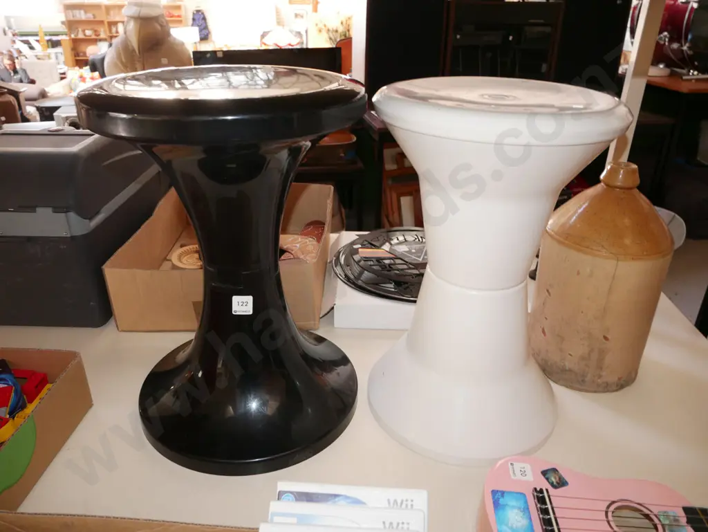 1x black and 1x cream plastic shower stools H-460 Image 1++