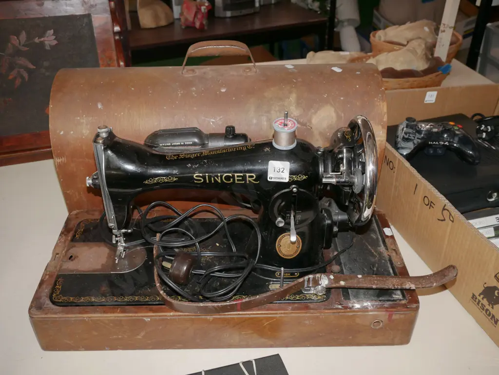 vintage Singer table top sewing machine Image 1++