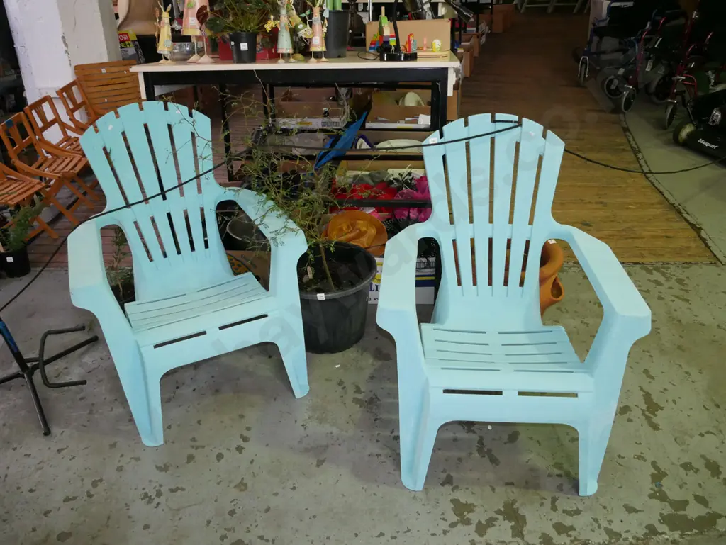 2x plastic Cape Cod style chairs Image 1++
