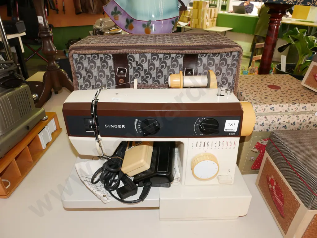 Singer sewing machine with soft carry case Image 1++