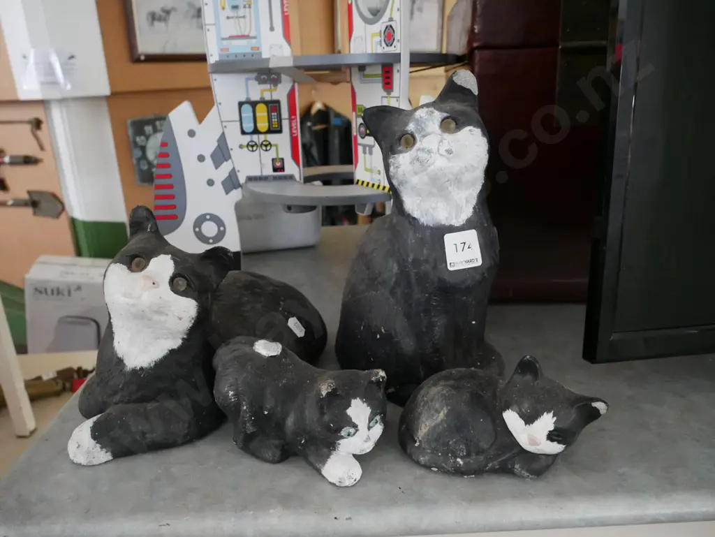 4x cat garden ornaments H-240 - some damge Image 1++